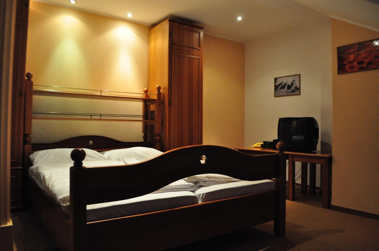 Hotel Mladost Lipany 外观 照片