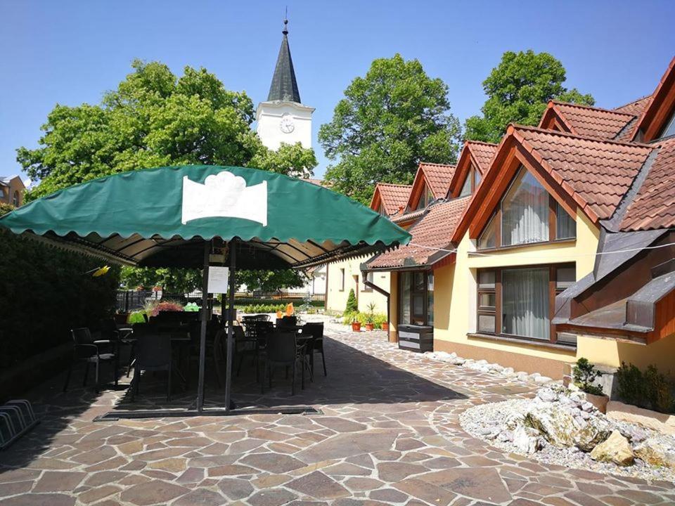 Hotel Mladost Lipany 外观 照片