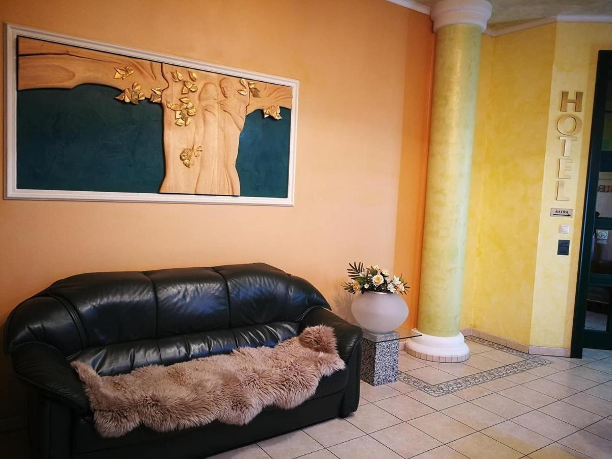 Hotel Mladost Lipany 外观 照片