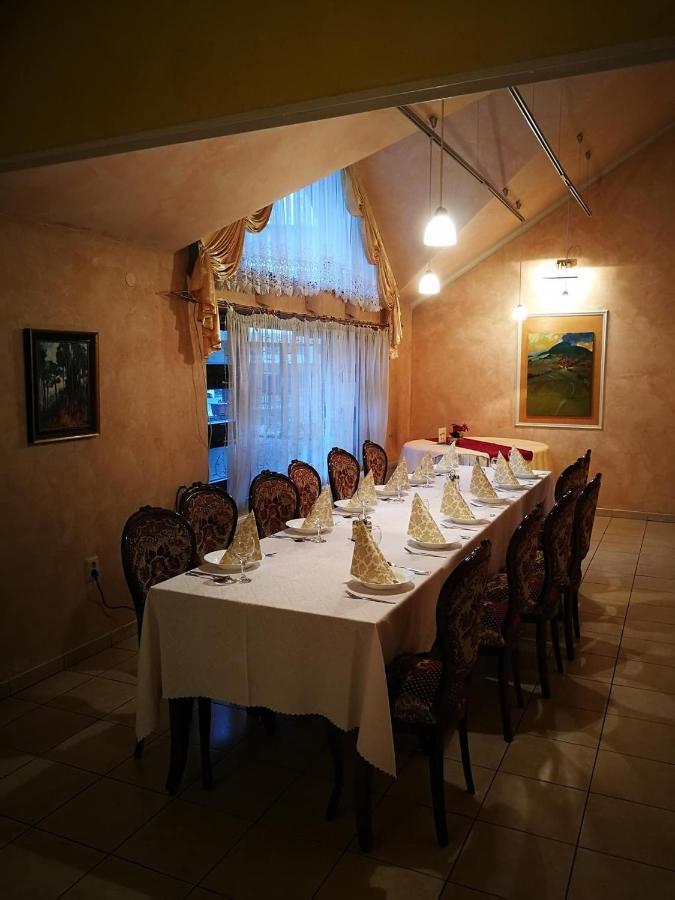 Hotel Mladost Lipany 外观 照片