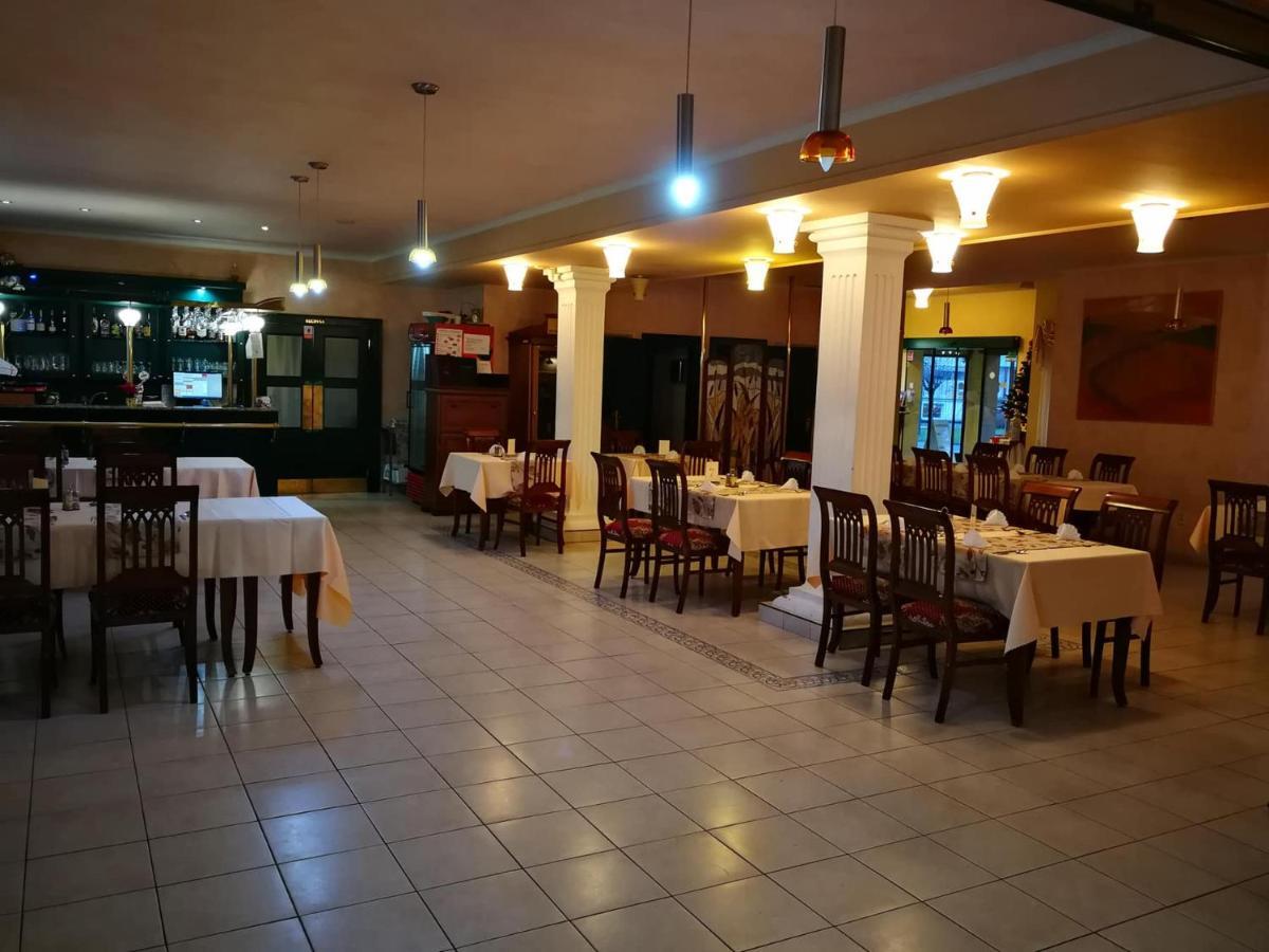 Hotel Mladost Lipany 外观 照片
